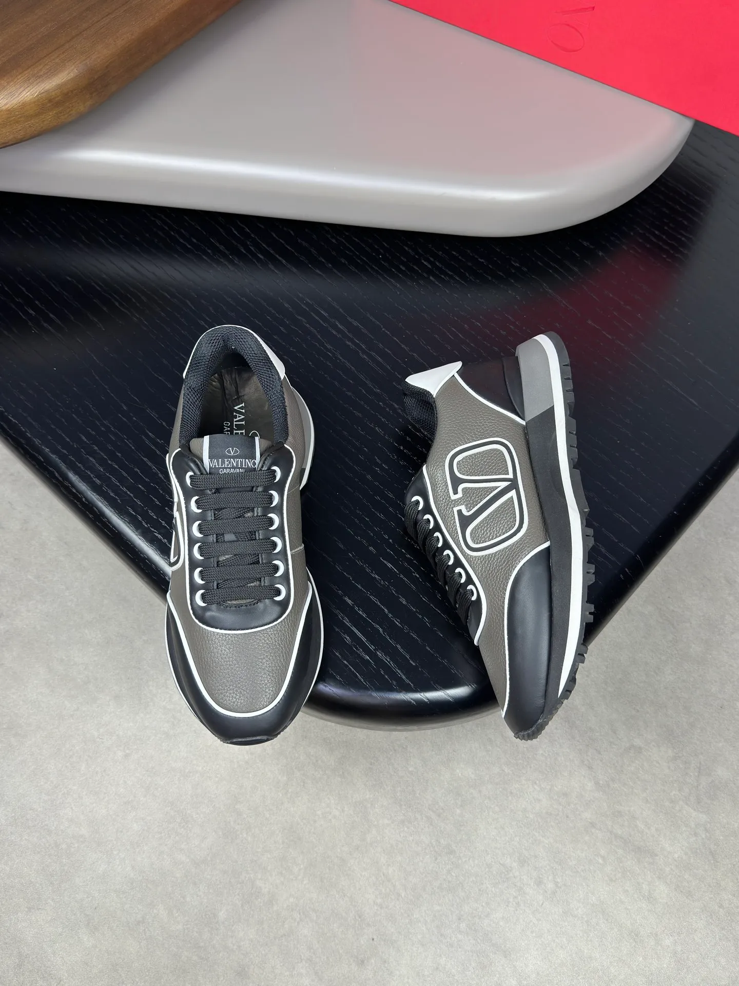 [VALENTINO] Valentino men's shoes 💰500💰 - High-end quality original order - Upper: 🔝 Nappa calf leather, tumbled calf leather, sewn brand plastic totem - Lining: brand mesh canvas, foot pad; water-dyed cow leather - Outsole: multi-color wear-resistant velvet·rubber; combined molded outsole -Super high quality control·Fine workmanship: highlighted (high-end·luxury·grade) -Size :38-44 (45 can be customized)·3300